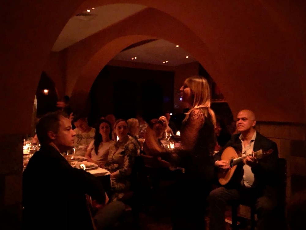 Incredible fado performance and mesmerized audience at O Faia